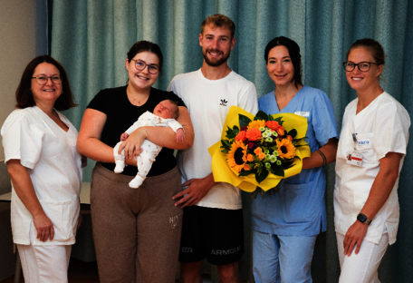 Am Foto (© KABEG) vlnr: Hebamme Mag. Karin Lagger, Mama Elena, Sohn Luis Simon, Papa Julian, Hebamme Sofia Ruttnig und Dr. Alissa Lexer, BSc